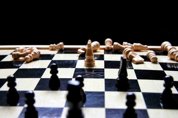 © Photo by Louis Hansel on Unsplash Conflict management - chess